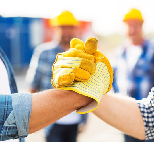 femalco-obreros-dandose-la-mano